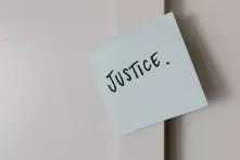 Ein Zettel mit dem Wort 'Gerechtigkeit' drauf
