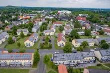 Luftbild: Zahlreiche Häuser mit Solarzellen auf dem Dach