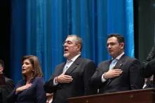 Auf dem Bild sind die neue Vizepräsidentin Guatemalas Karin Herrera, der neue Präsident Bernardo Arévalo und der neue Parlamentspräsident Samuel Pérezie zu sehen. Sie stehen nebeneinander und halten sich die rechte Hand aufs Herz.