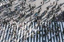 Kommunale Verkehrswende. Fußverkehr. Zufußgehen. Foto von Menschen auf einem Zebrastreifen