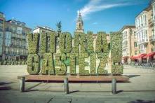 Kommunale Verkehrswende. Vitoria-Gasteiz: Die Stadt für Fußverkehr und Radverkehr. Foto von einer Hecke, die den Namen der Stadt buchstabiert.