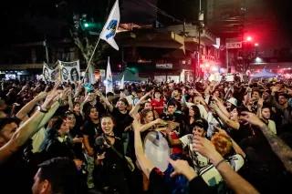 Eine feiernde Menge am Wahlabend in Argentinien auf der Straße