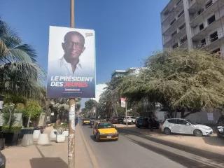 Plakat an Straße zu Präsidentschaftswahlen im Senegal